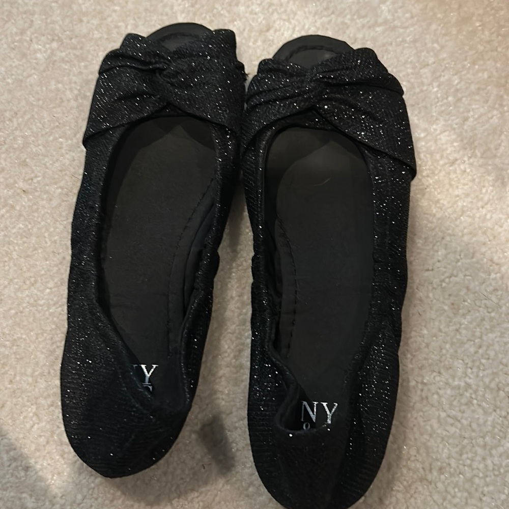 Open toe Black flat sandals